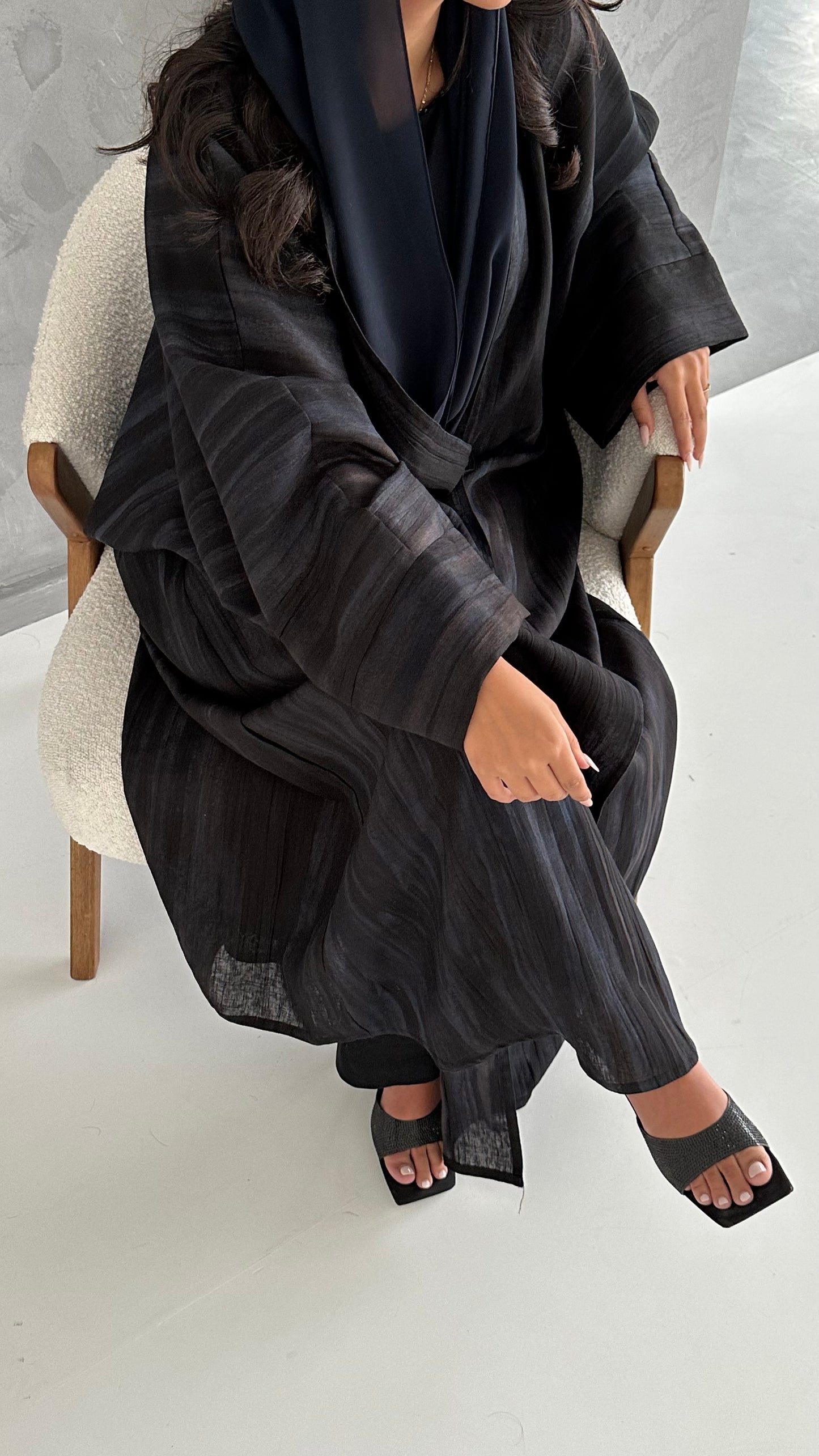 N100 - Black pleated linen abaya