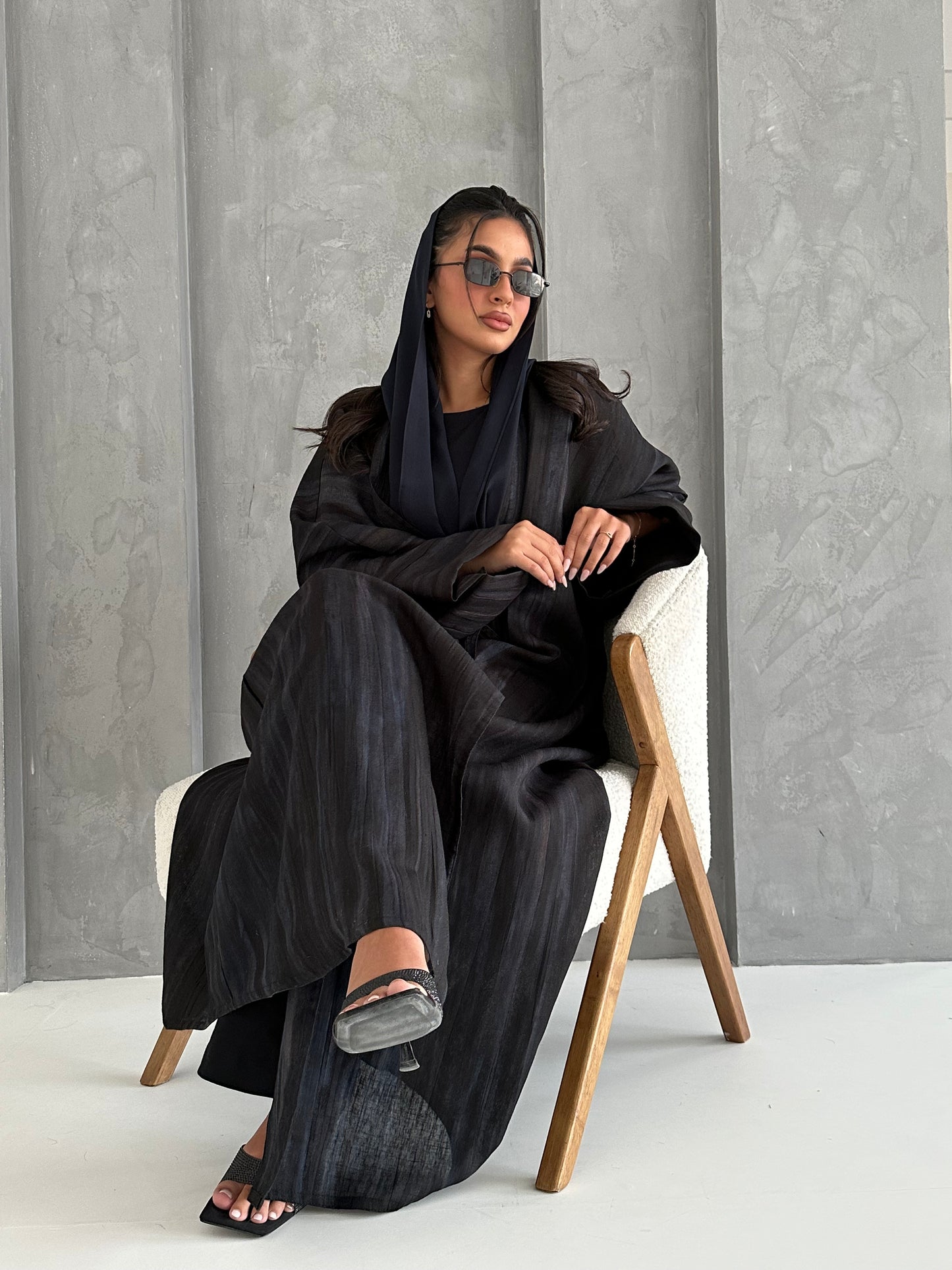 N100 - Black pleated linen abaya