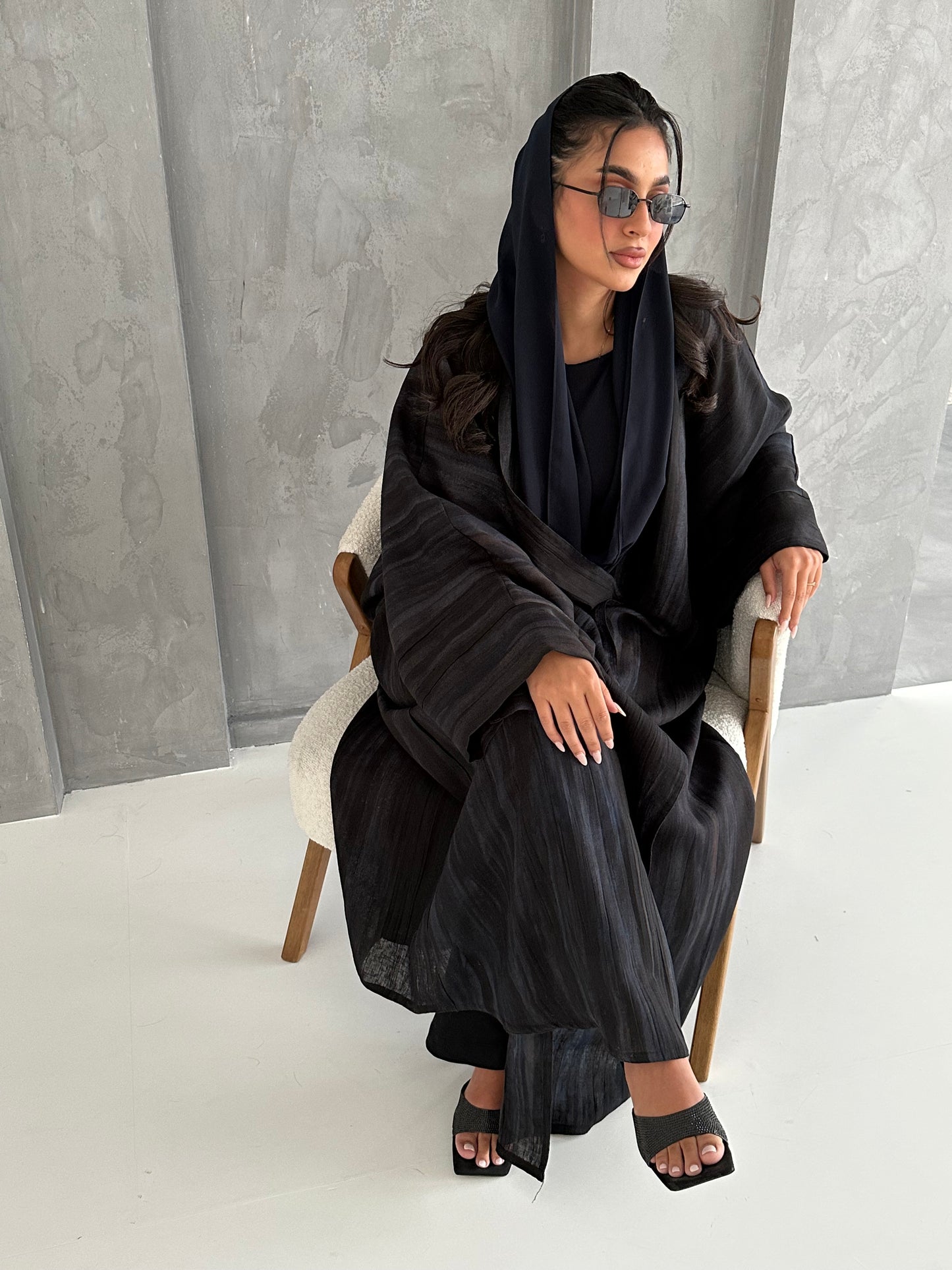 N100 - Black pleated linen abaya