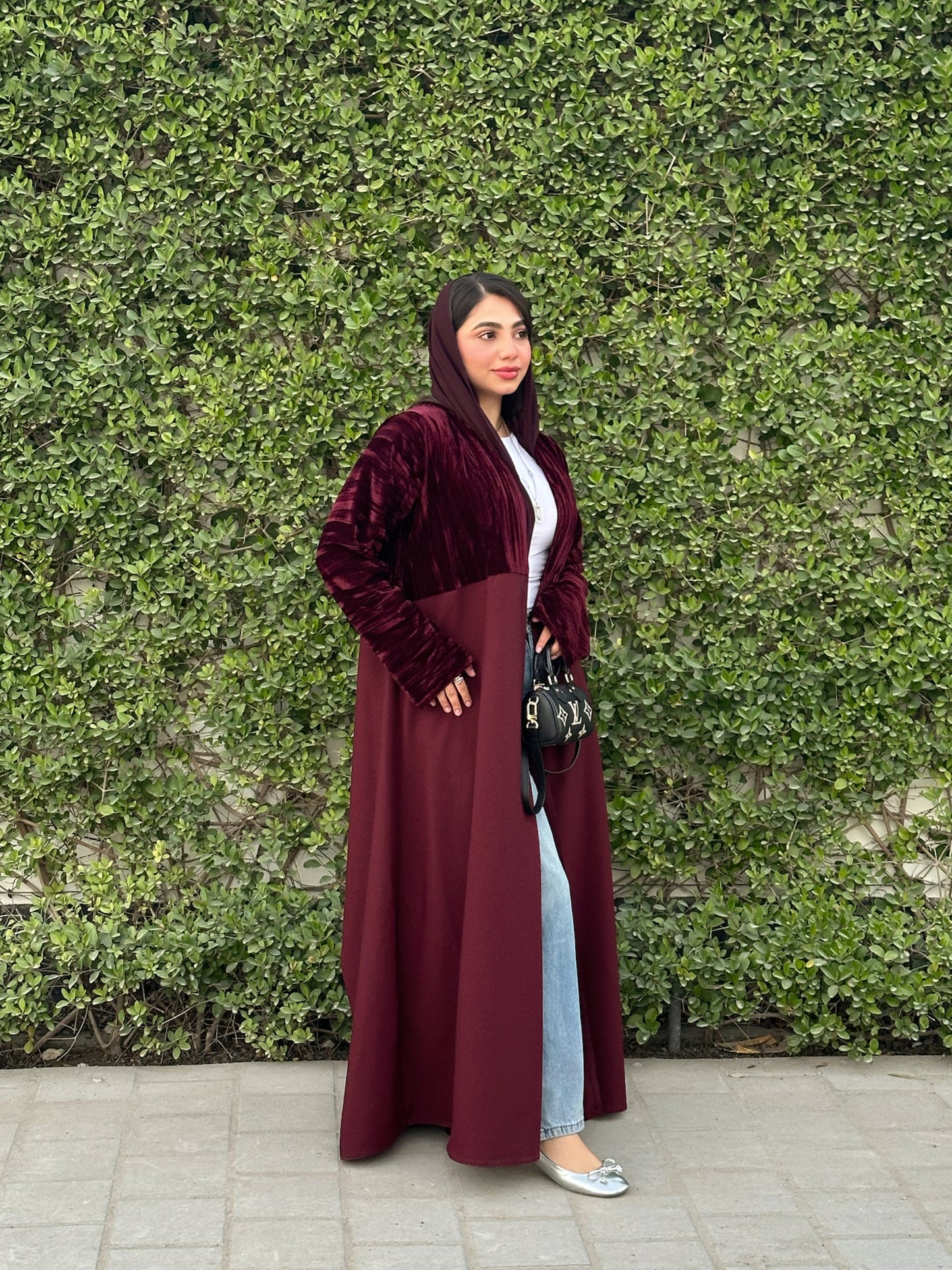 N130 - Velvet abaya