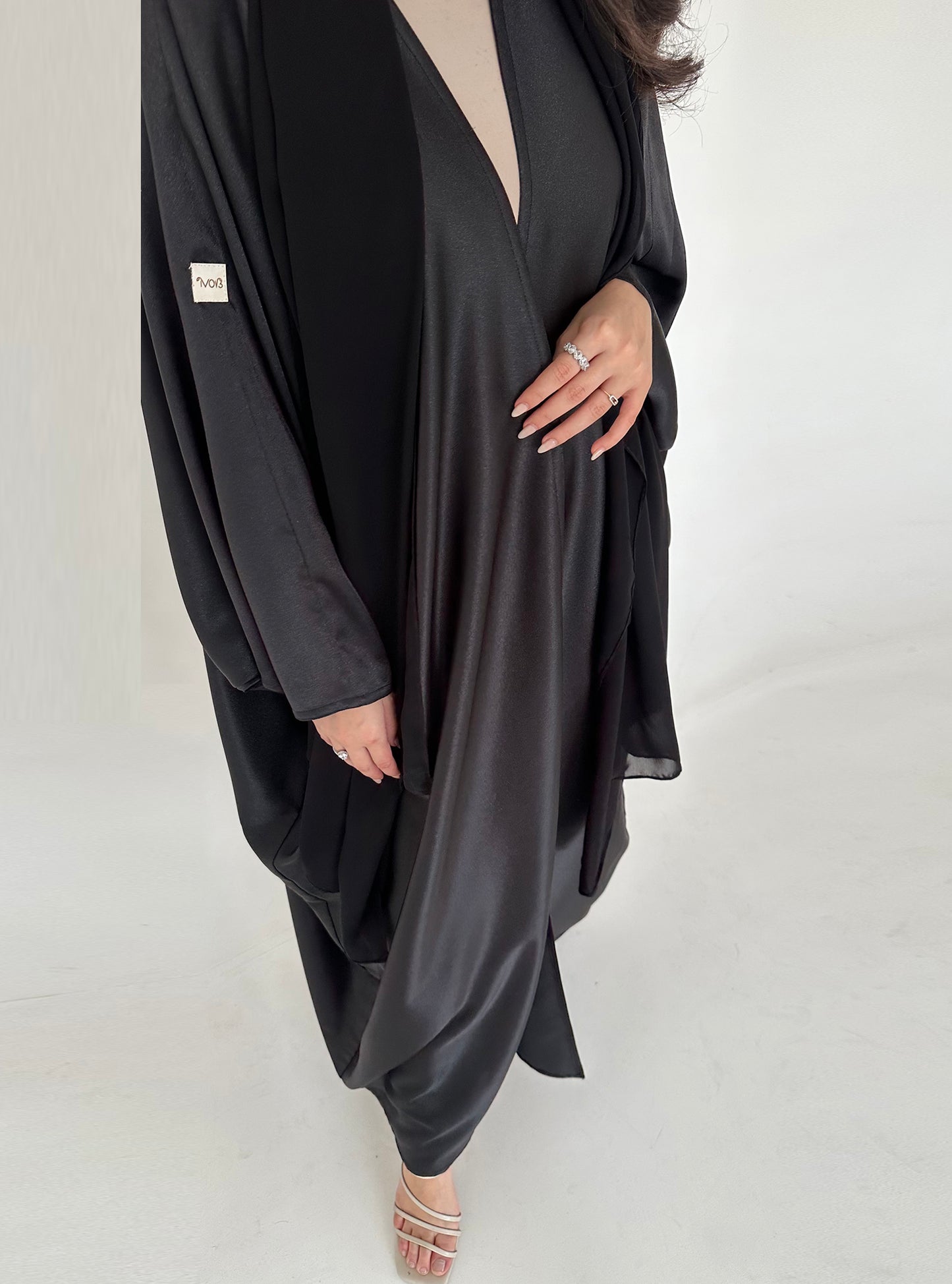 N041 - Shiny bisht abaya