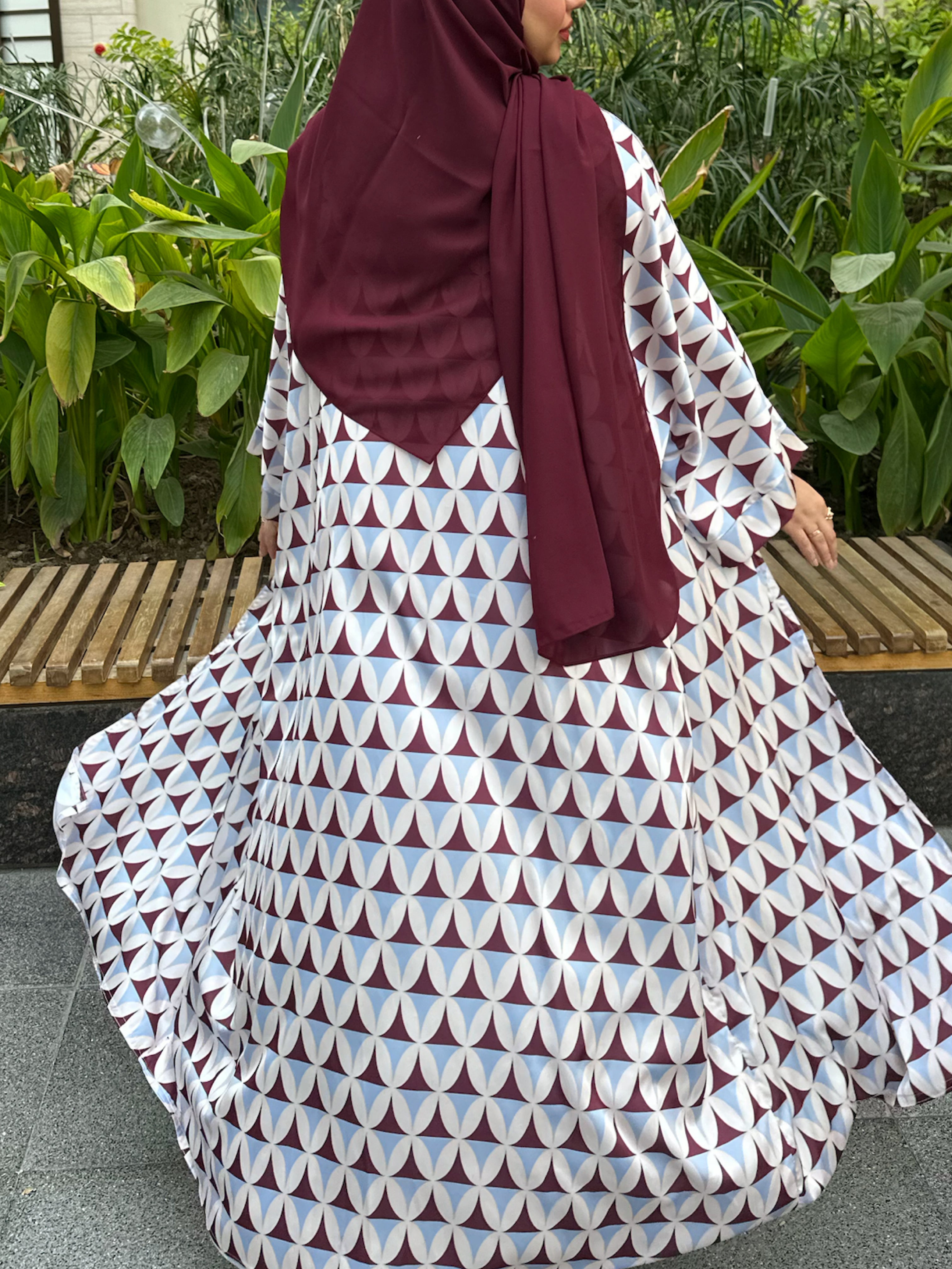 N133 - Triangles abaya