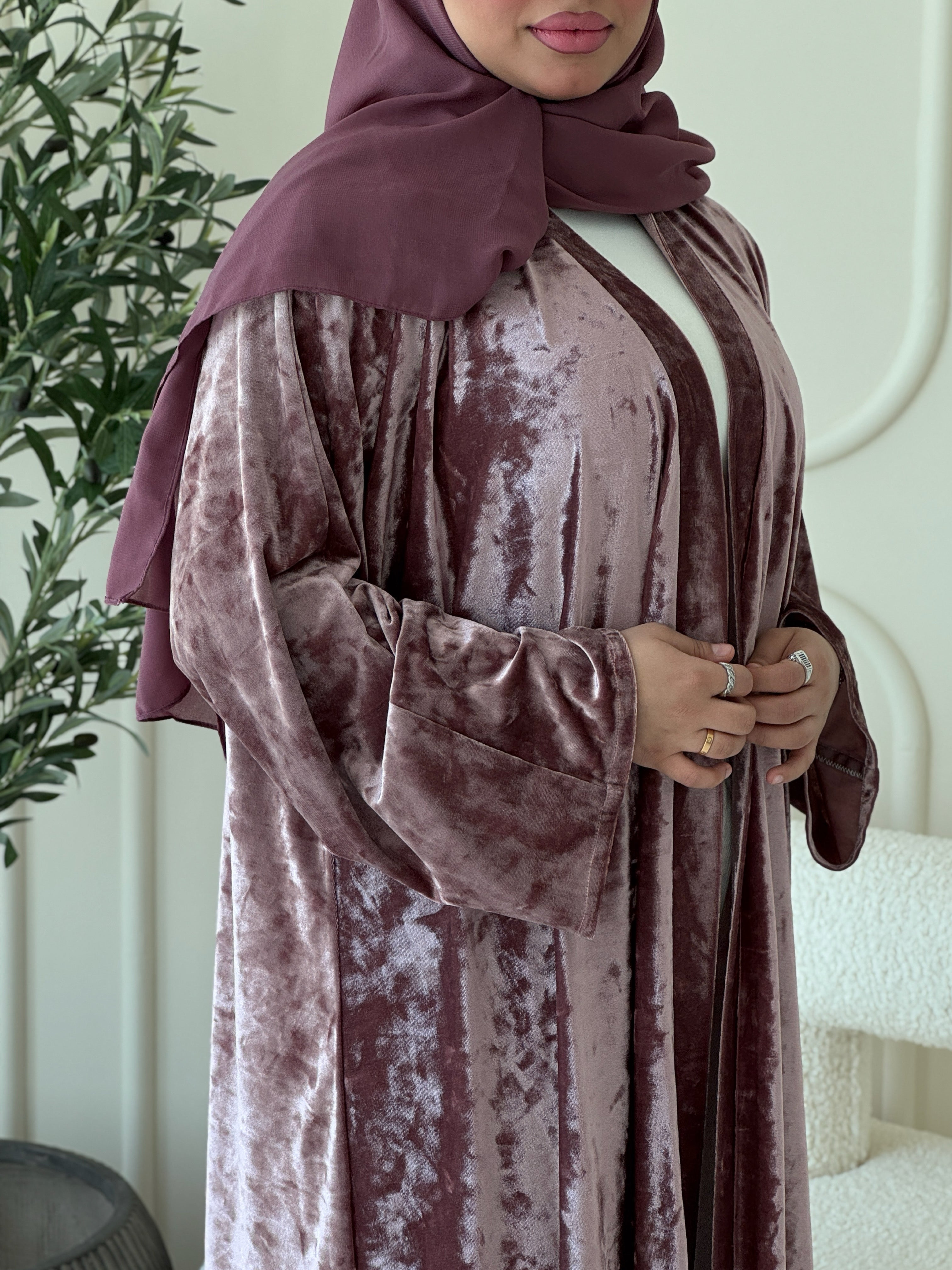 N107 - Velvet abaya