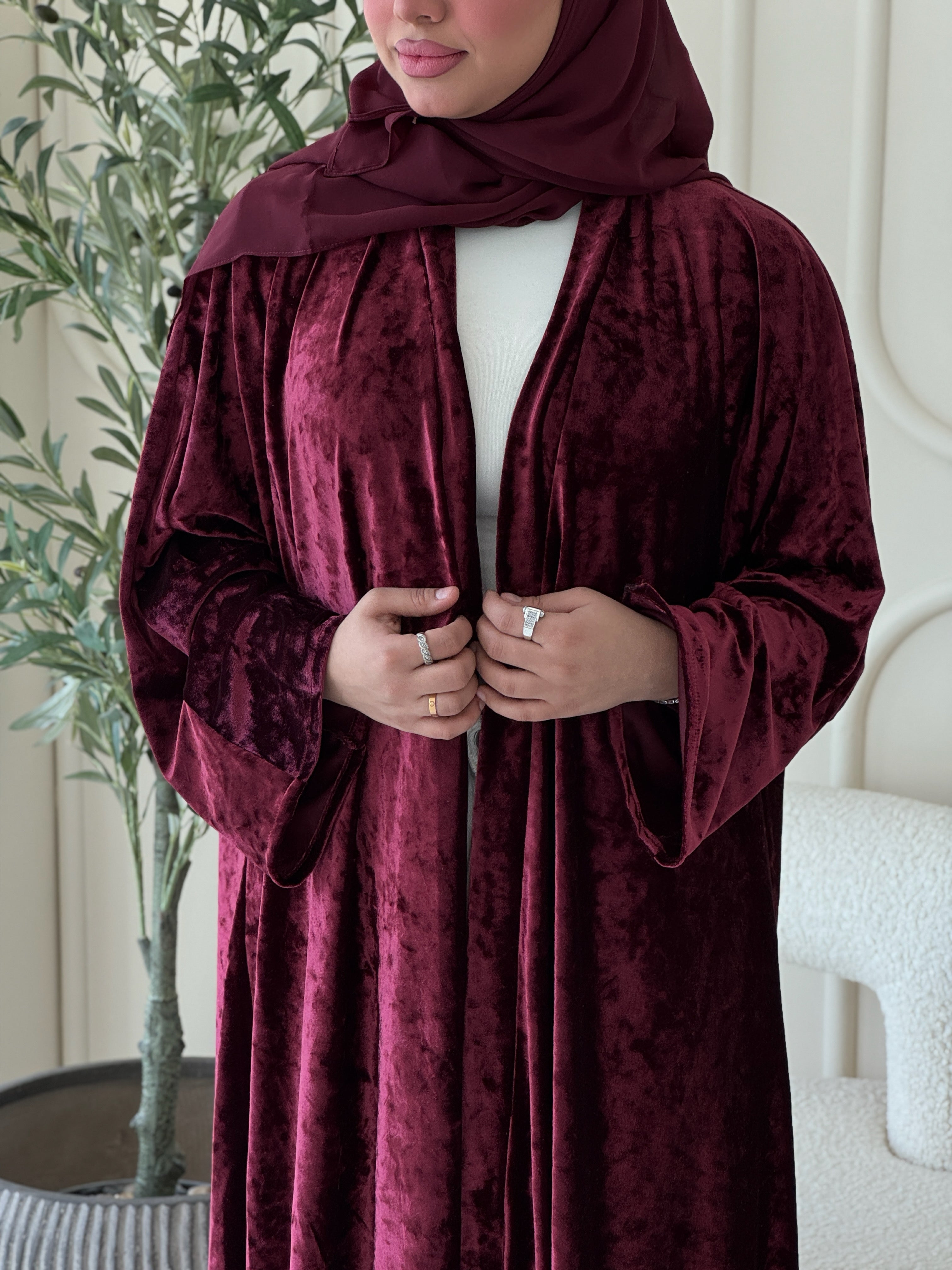 N109 - Velvet abaya