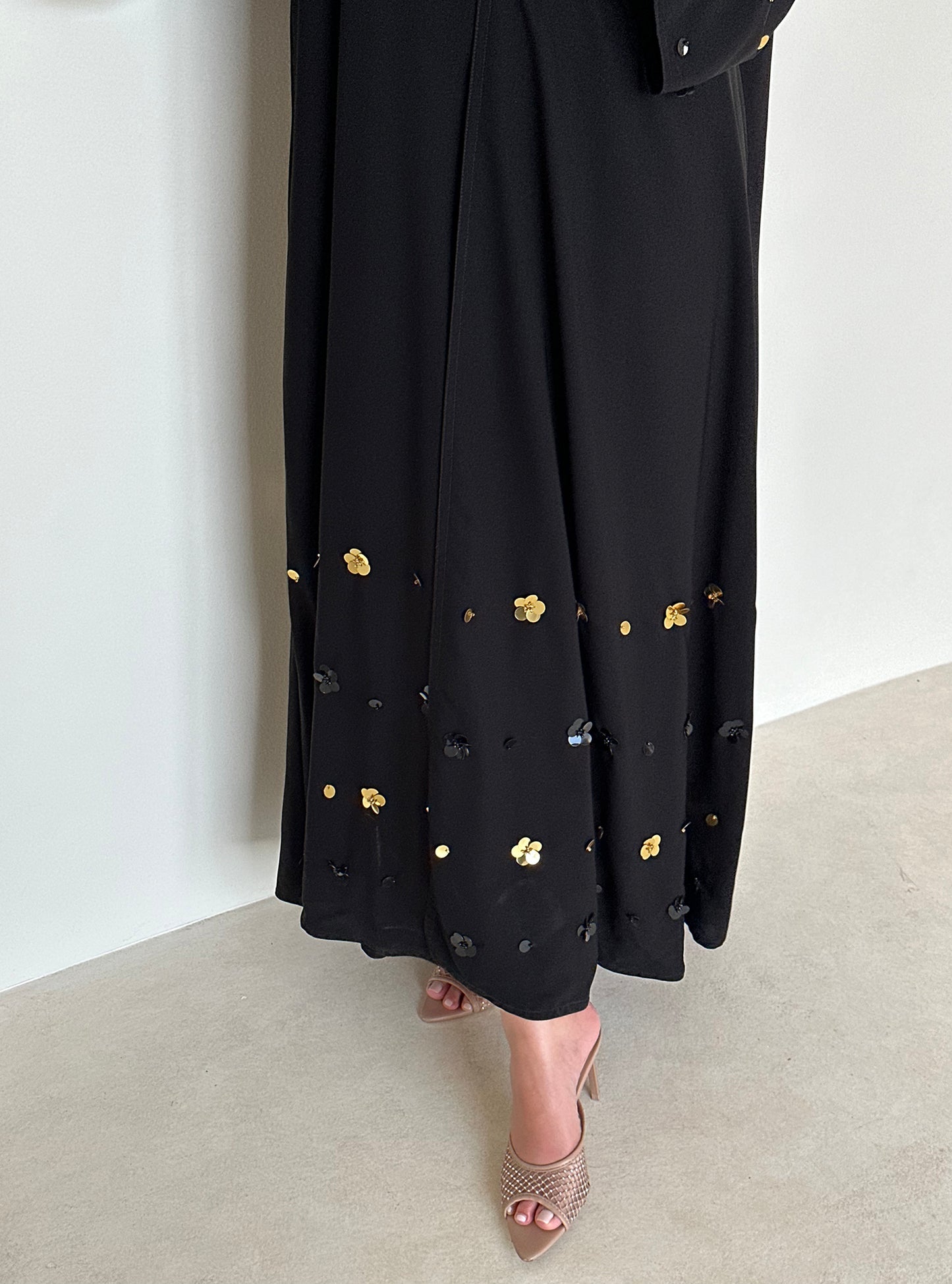 N086 - Floral accents abaya
