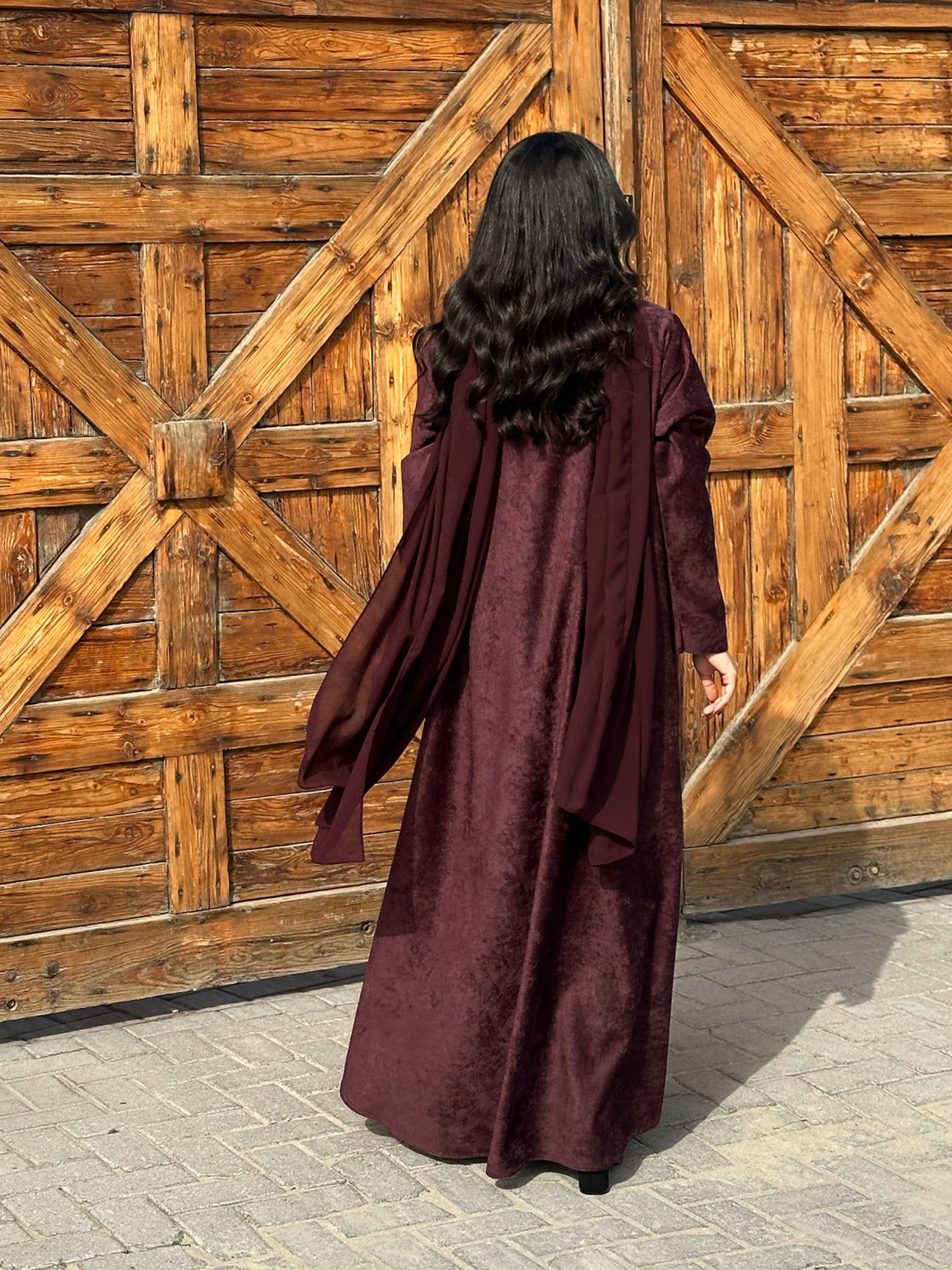 N122 - Velvet abaya