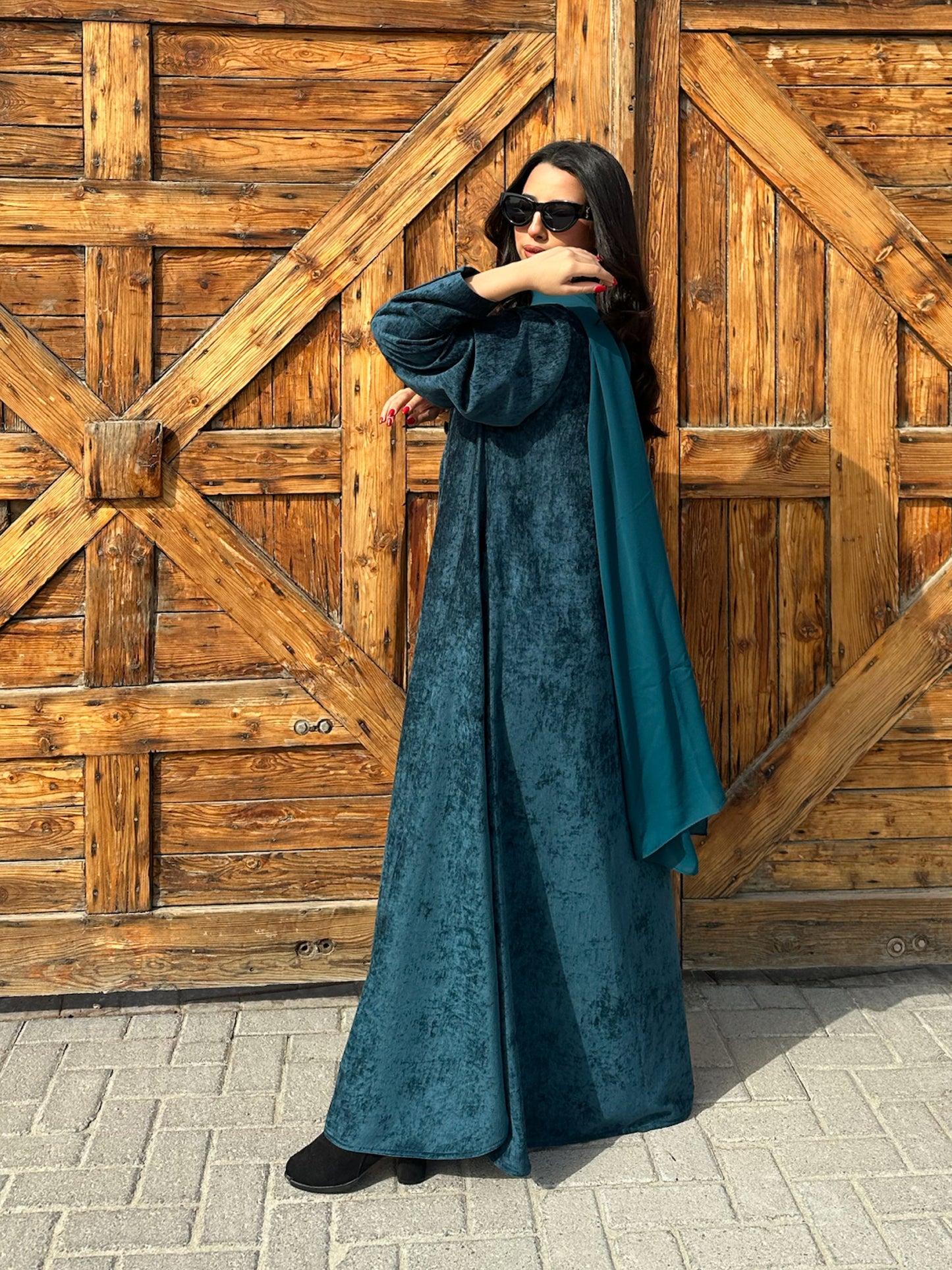 N123 - Velvet abaya
