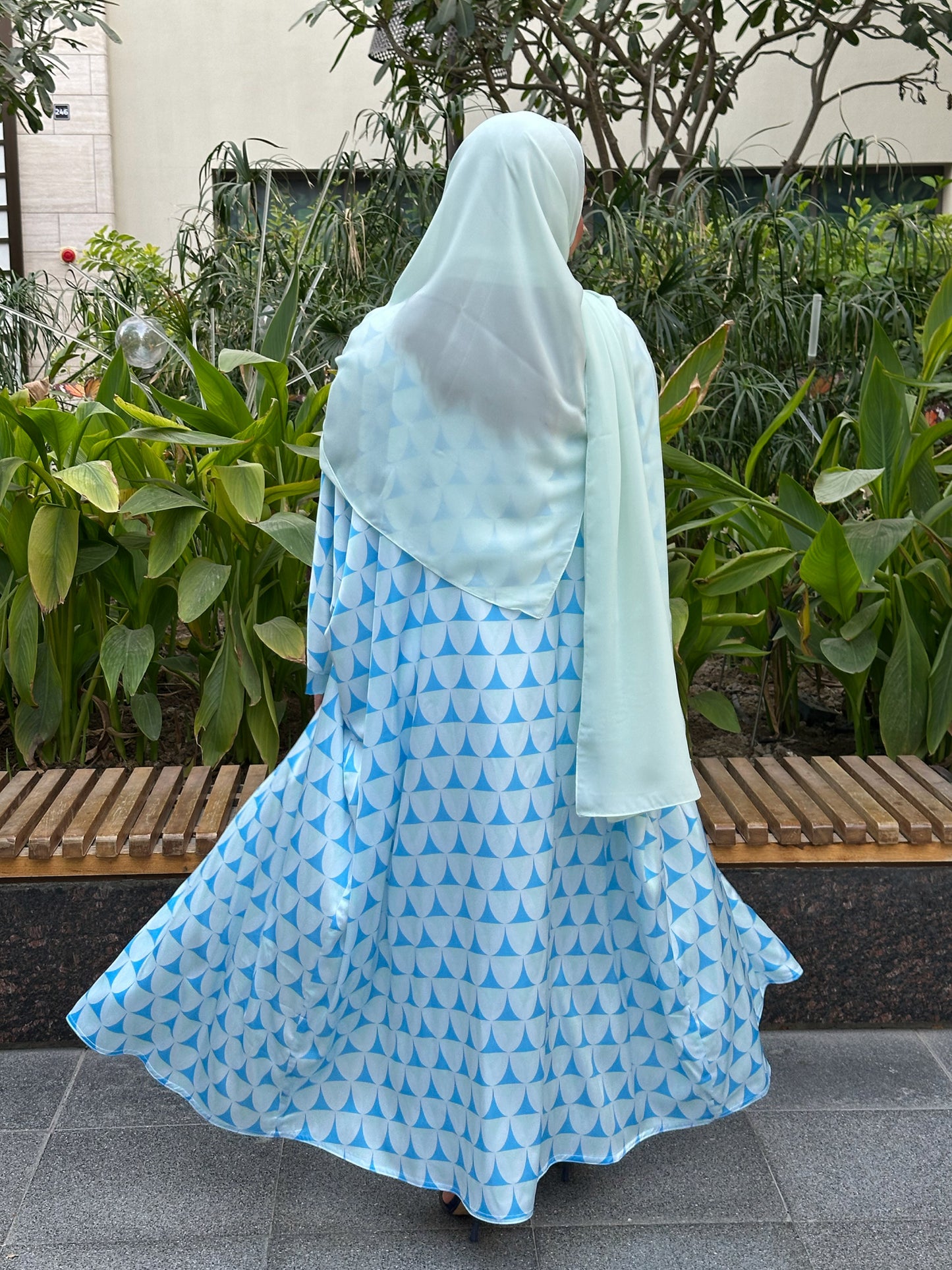 N134 - Triangles abaya