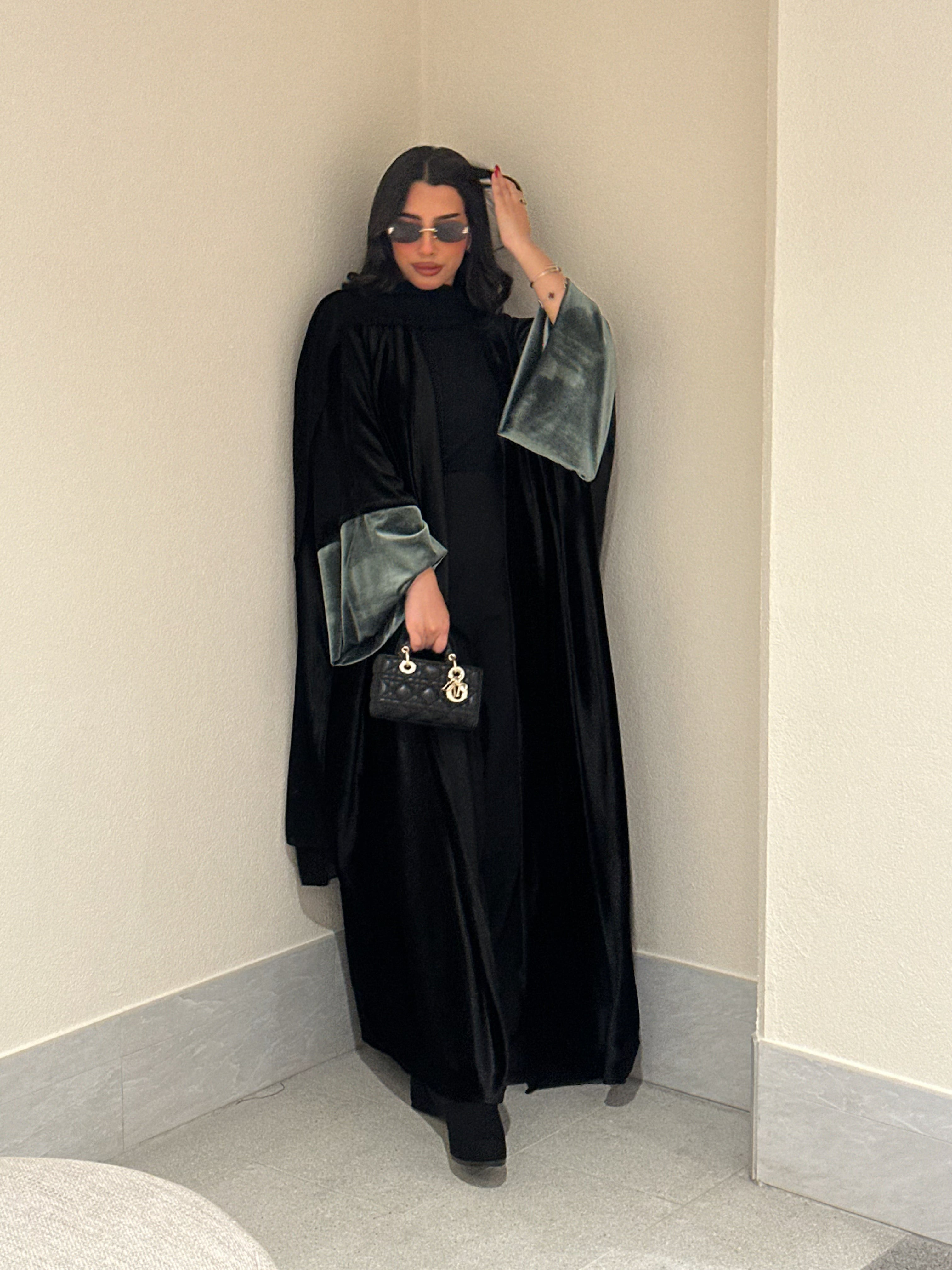 N117 - Velvet abaya