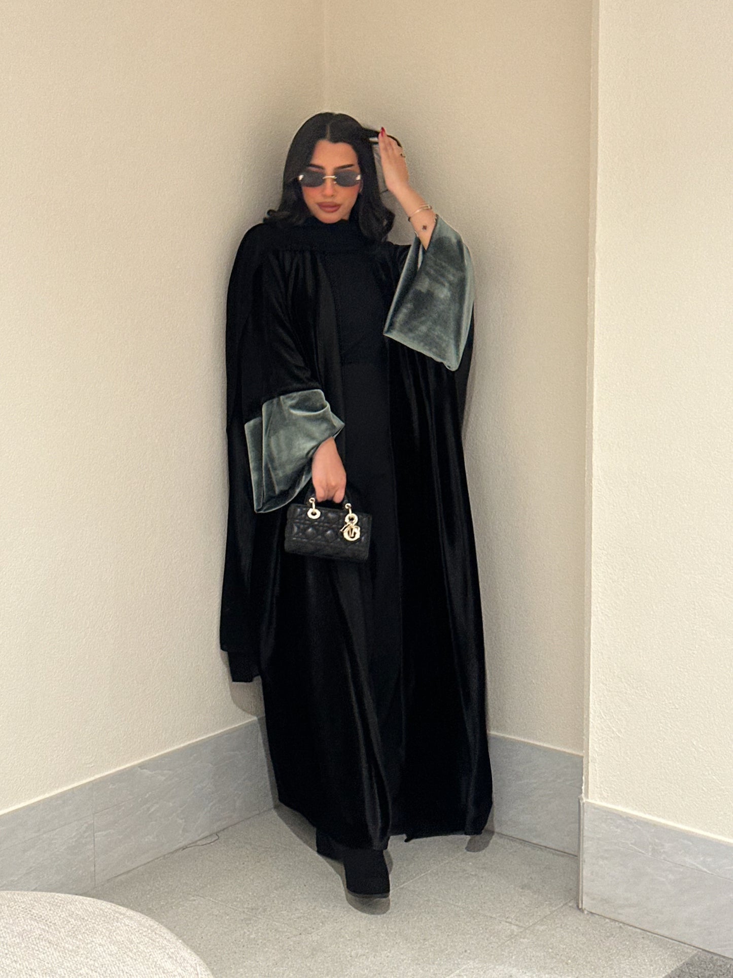 N117 - Velvet abaya