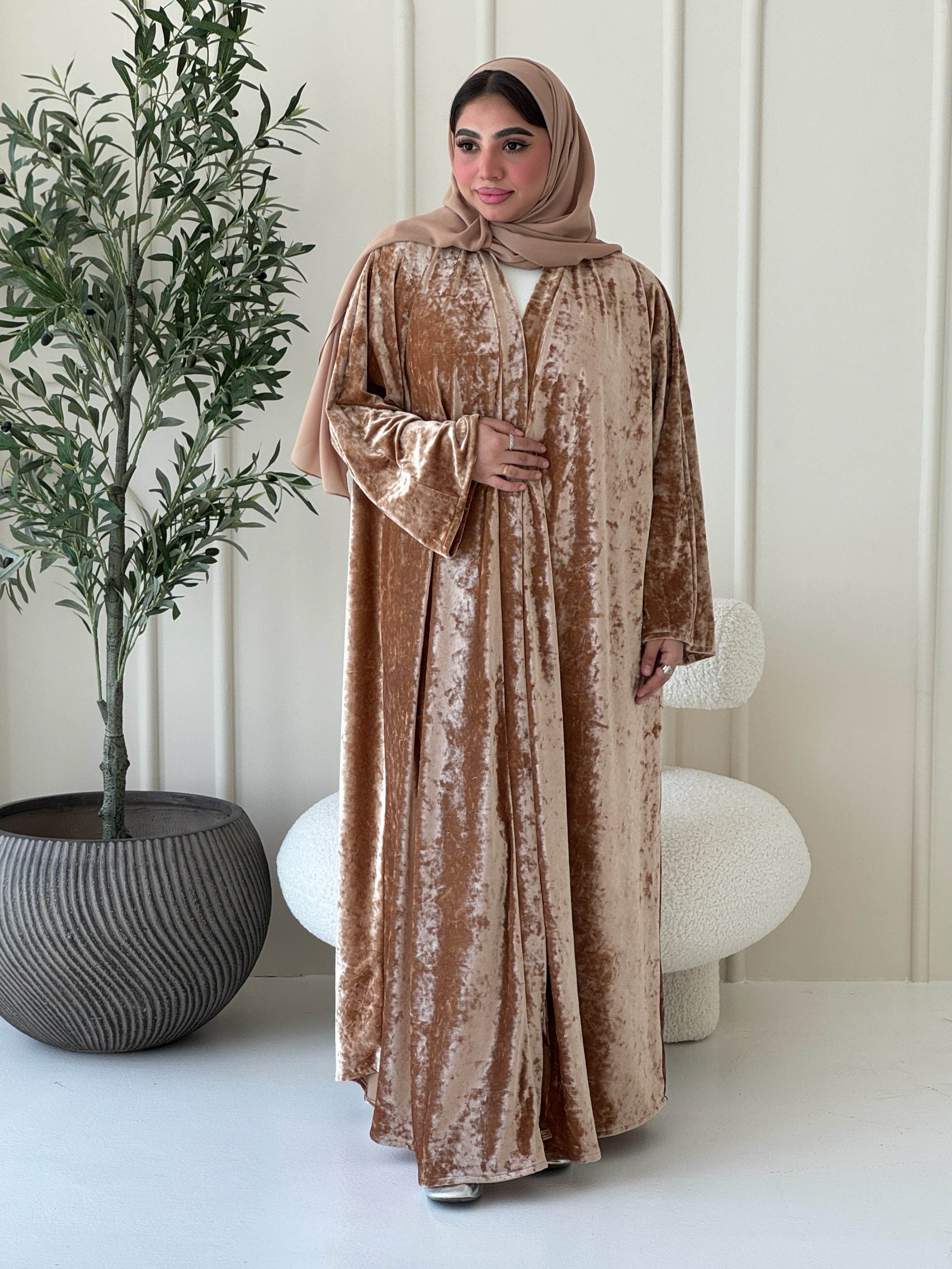 N110 - Velvet abaya