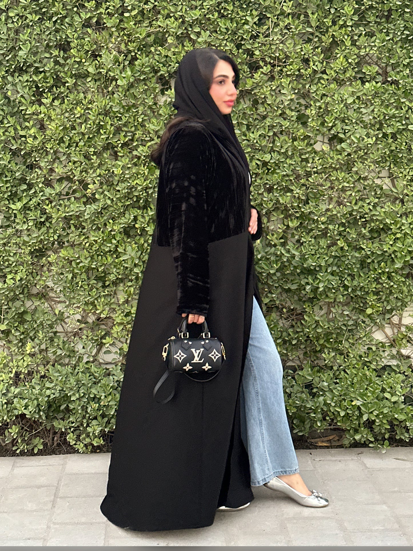N131 - Velvet abaya