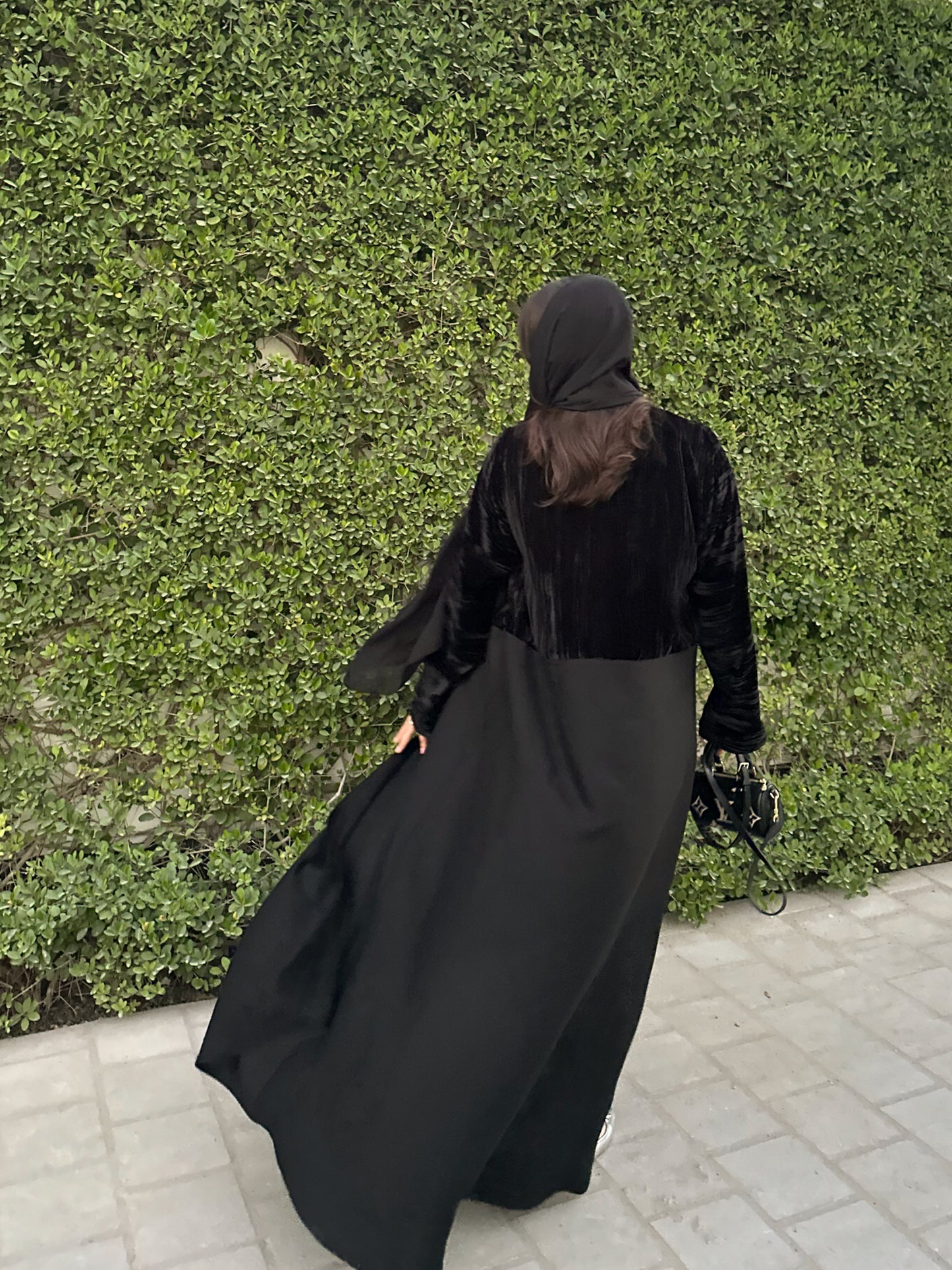 N131 - Velvet abaya