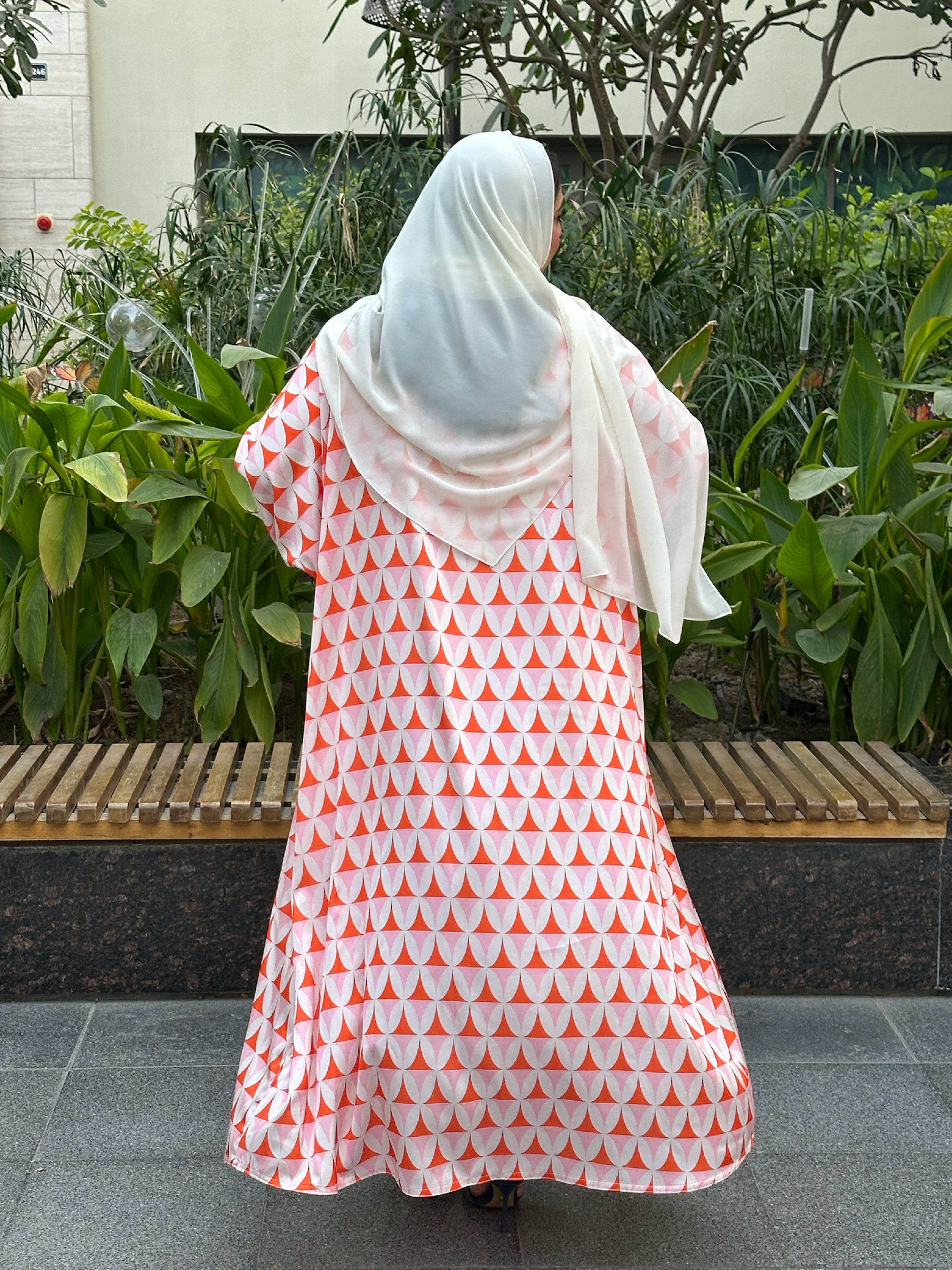 N137 - Triangles abaya