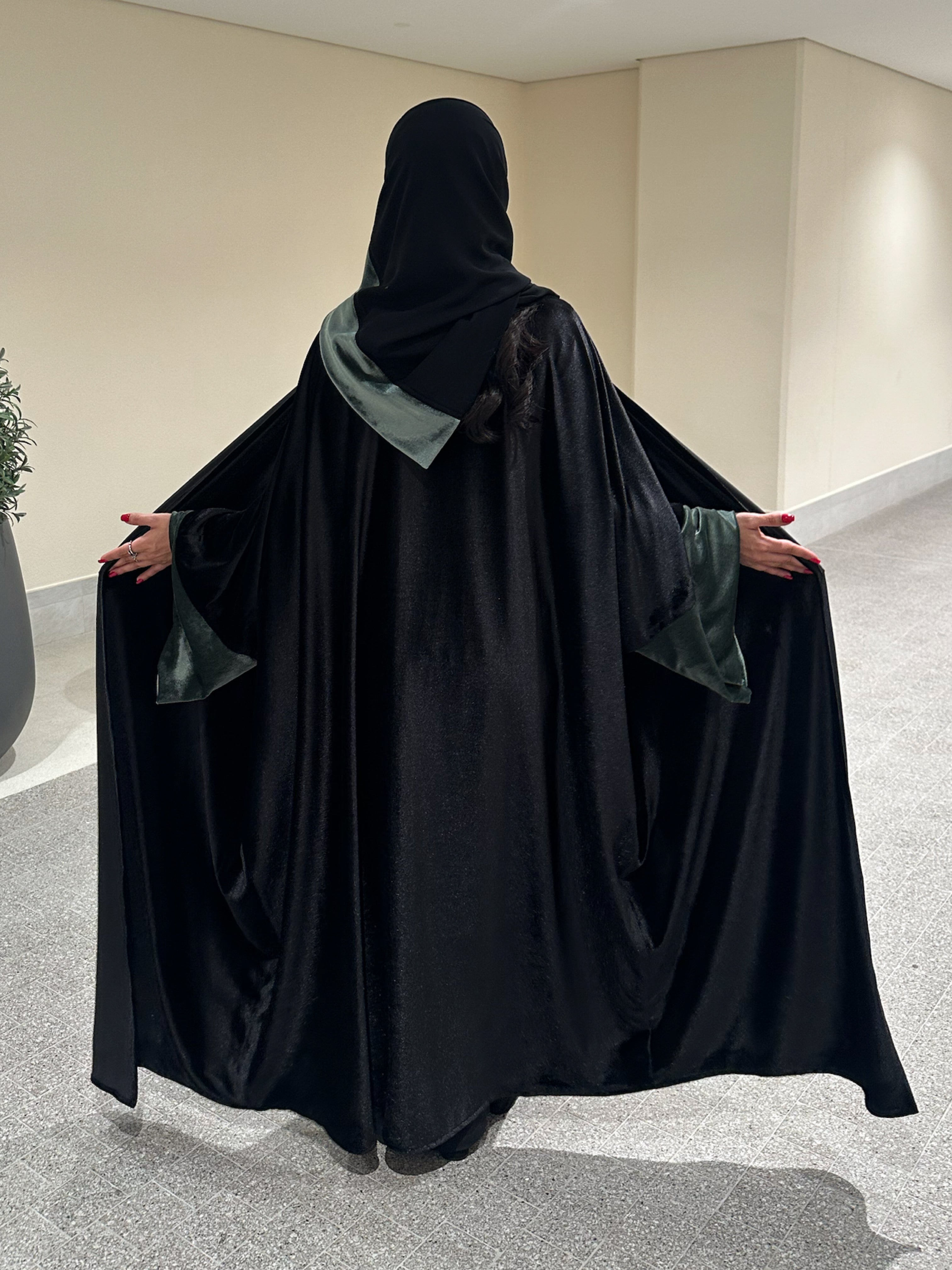N117 - Velvet abaya
