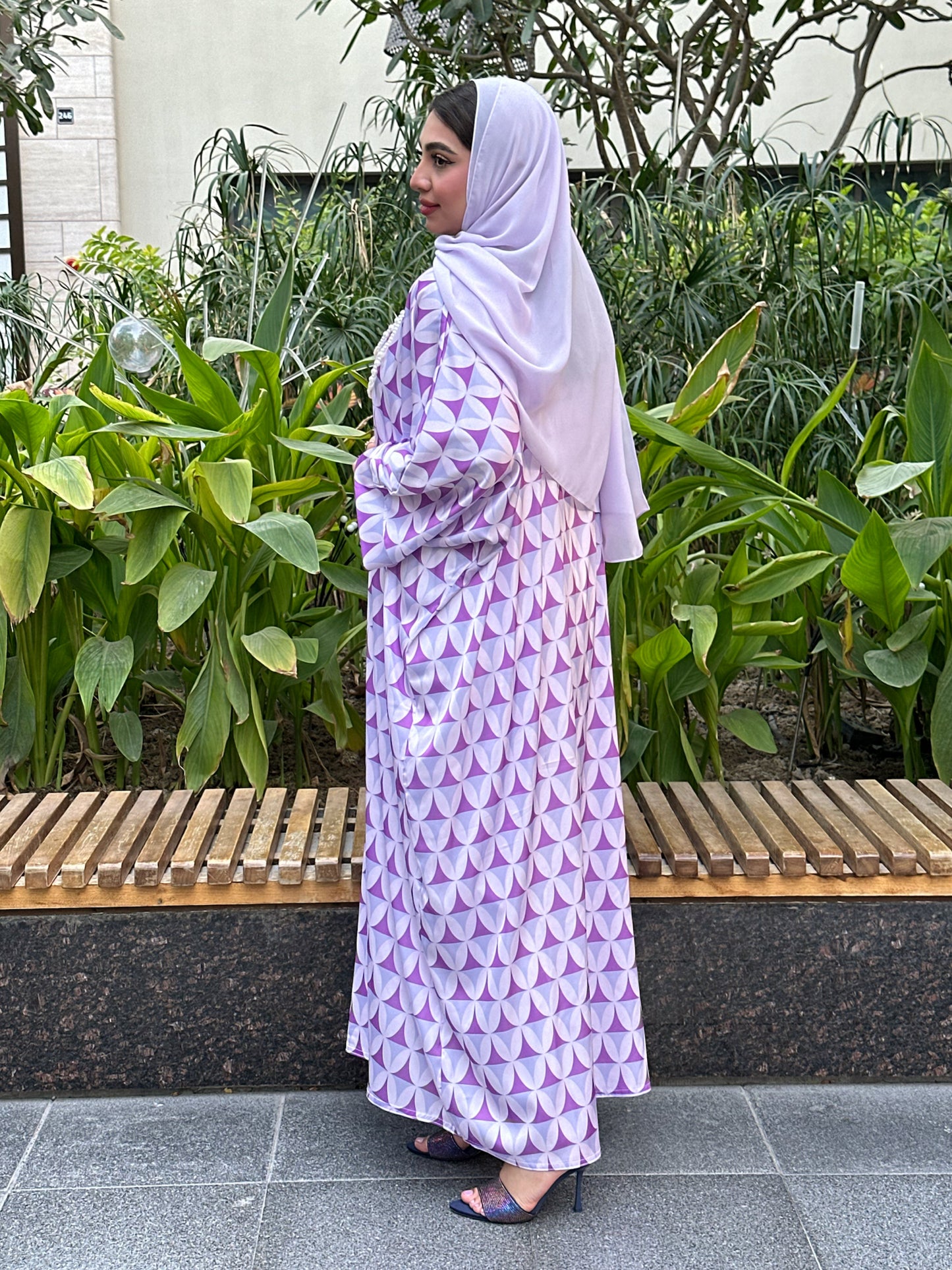 N132 - Triangles abaya