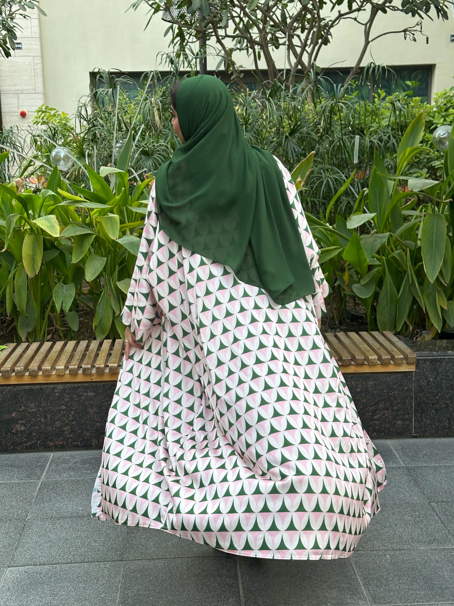 N135 - Triangles abaya