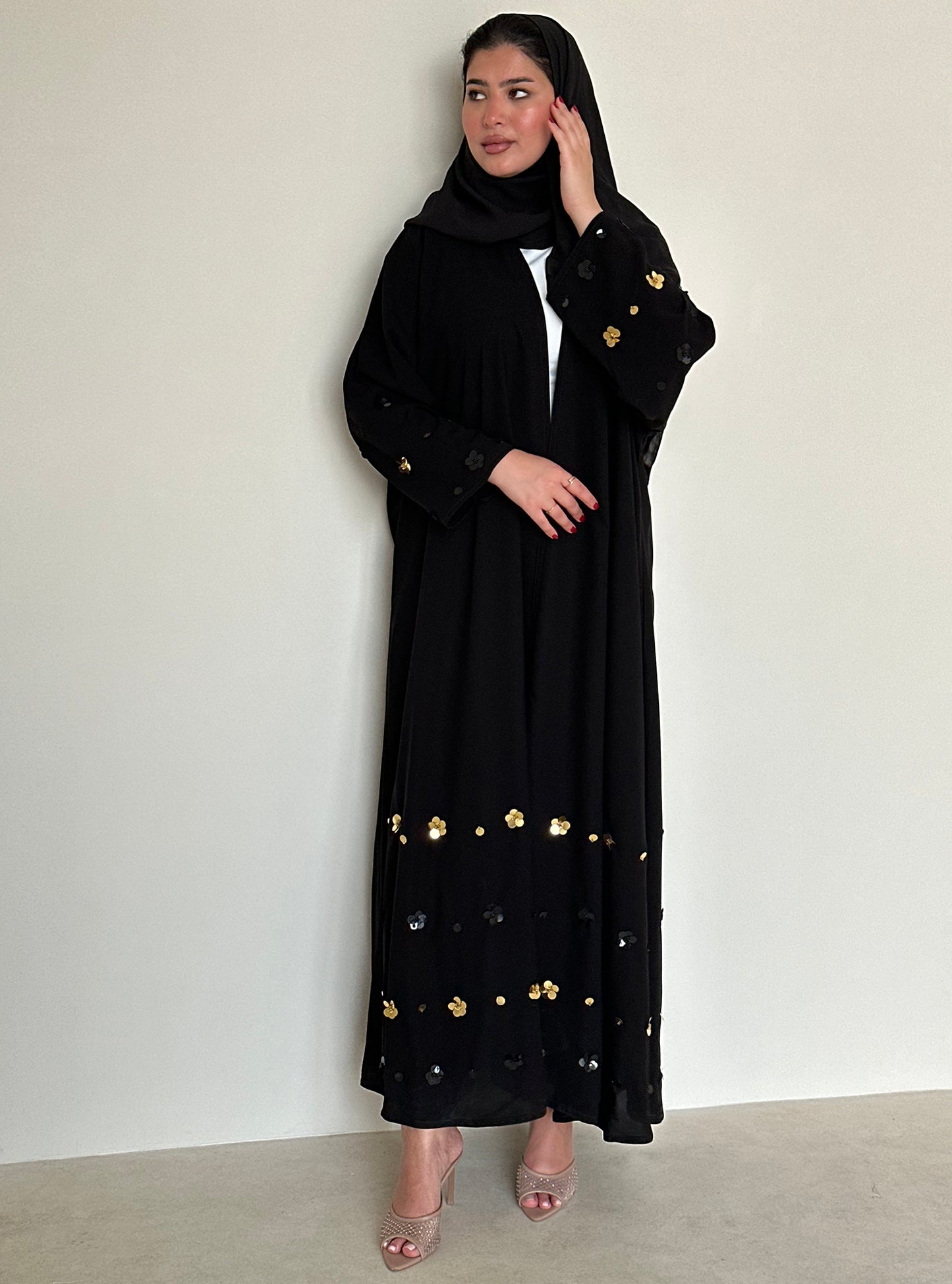 N086 - Floral accents abaya