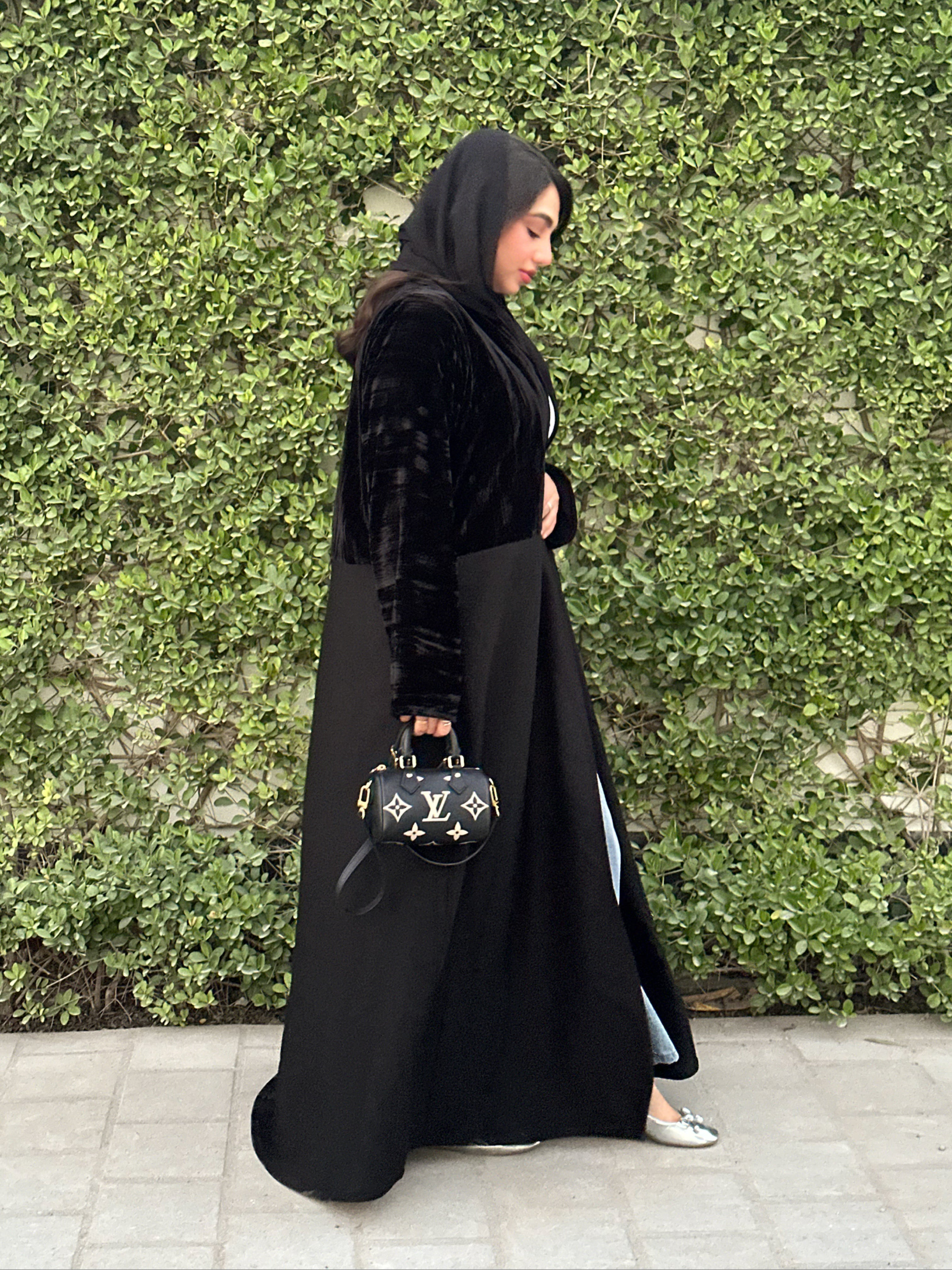 N131 - Velvet abaya