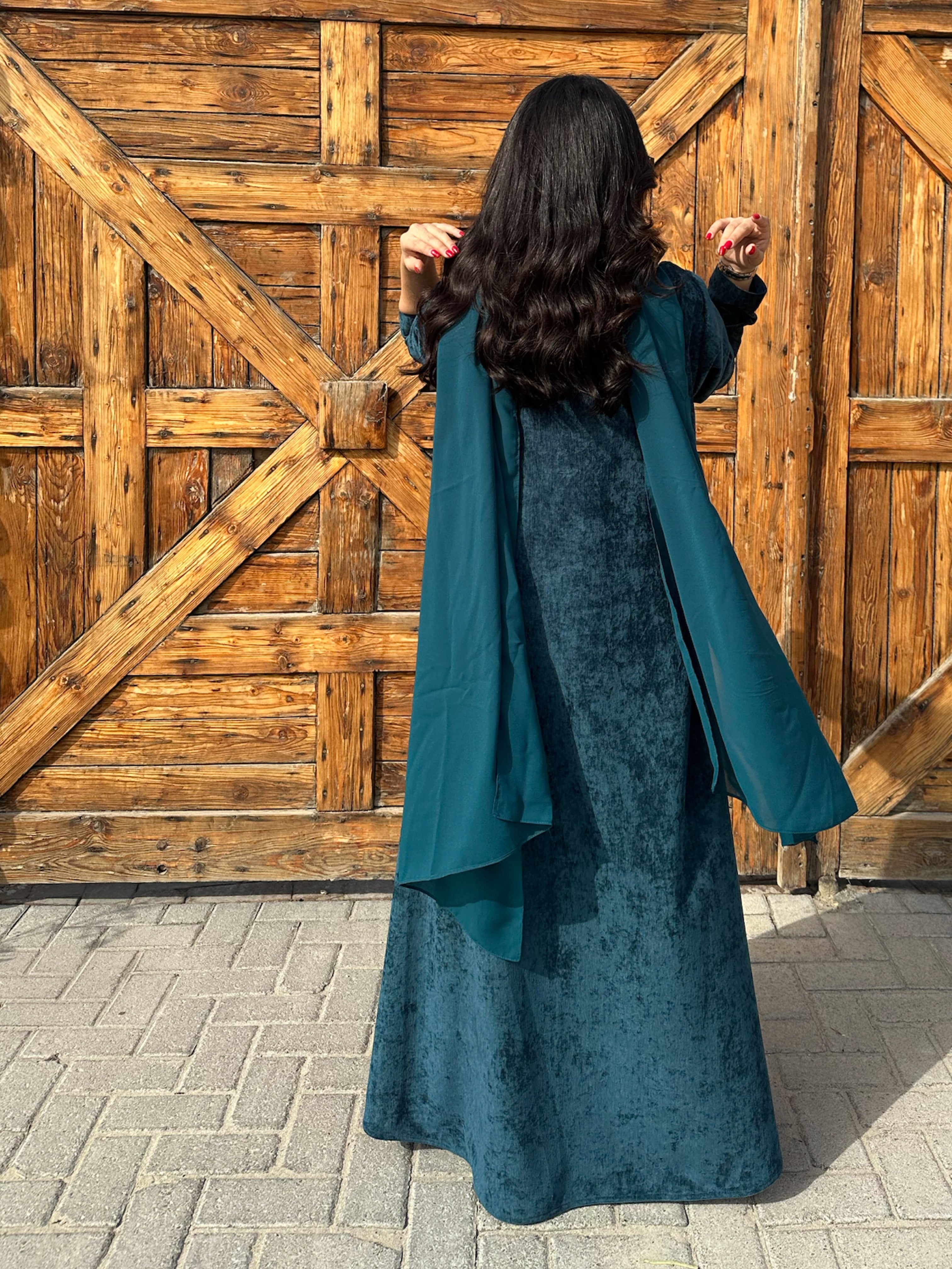 N123 - Velvet abaya