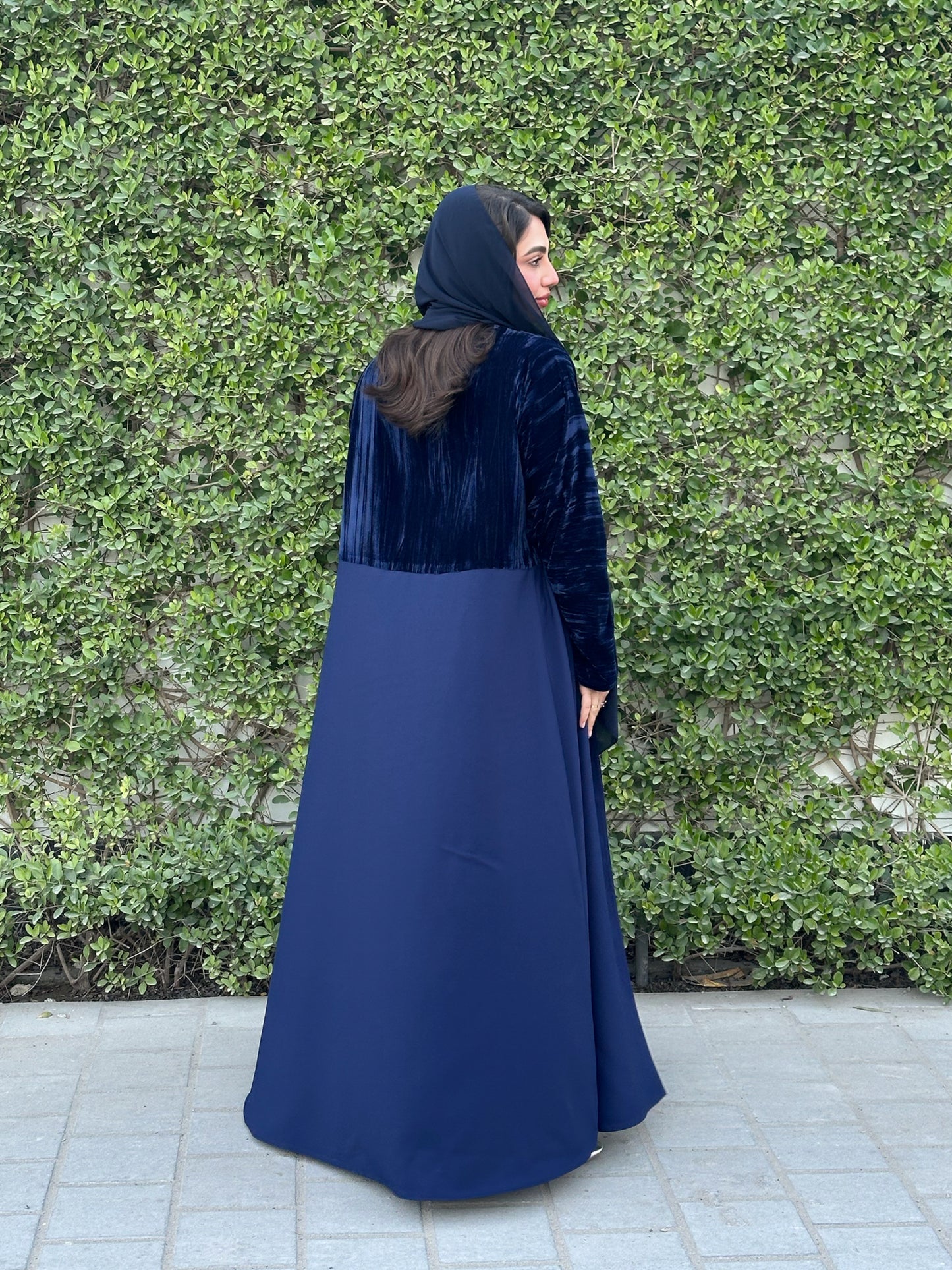 N129 - Velvet abaya