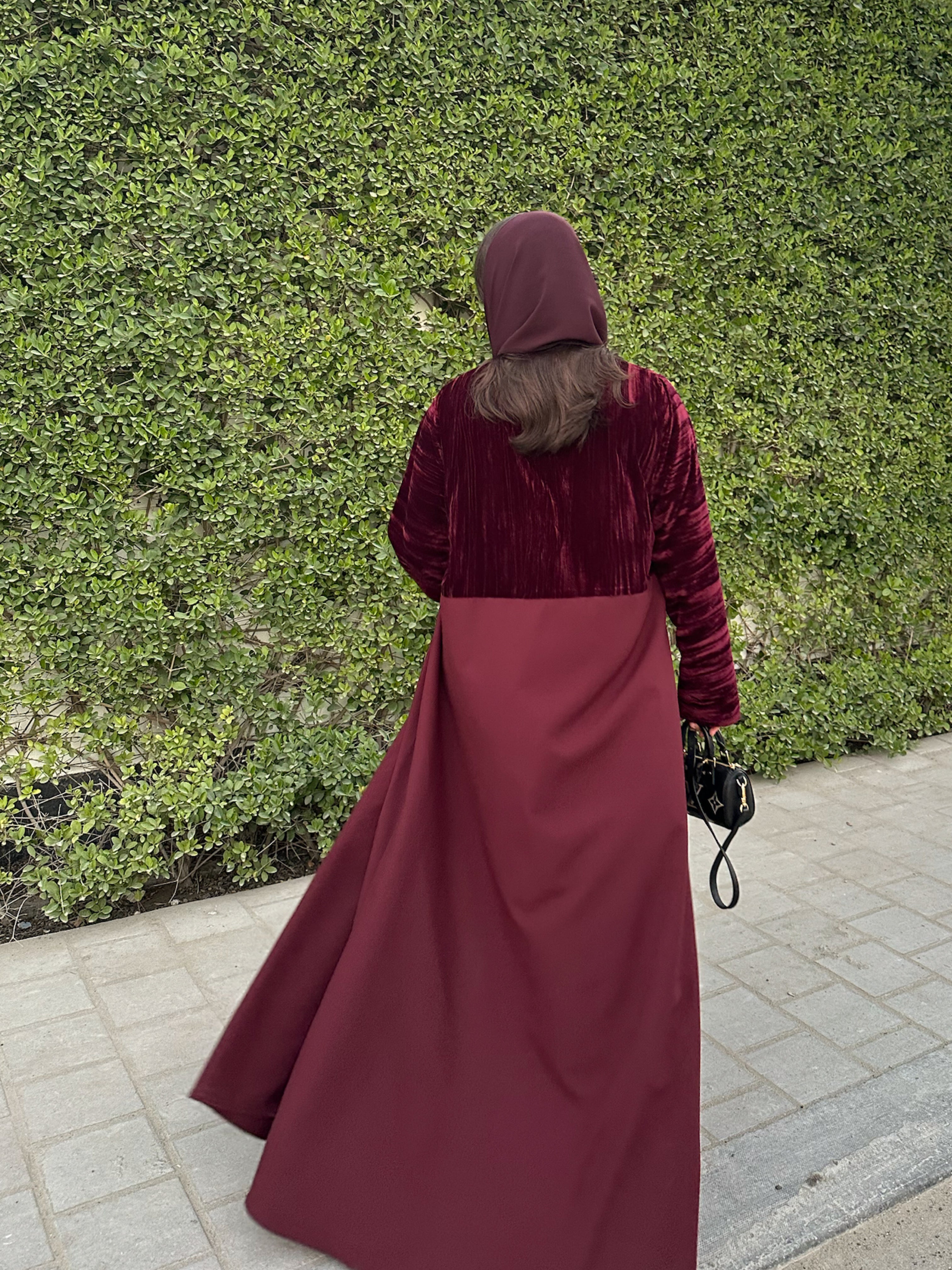 N130 - Velvet abaya