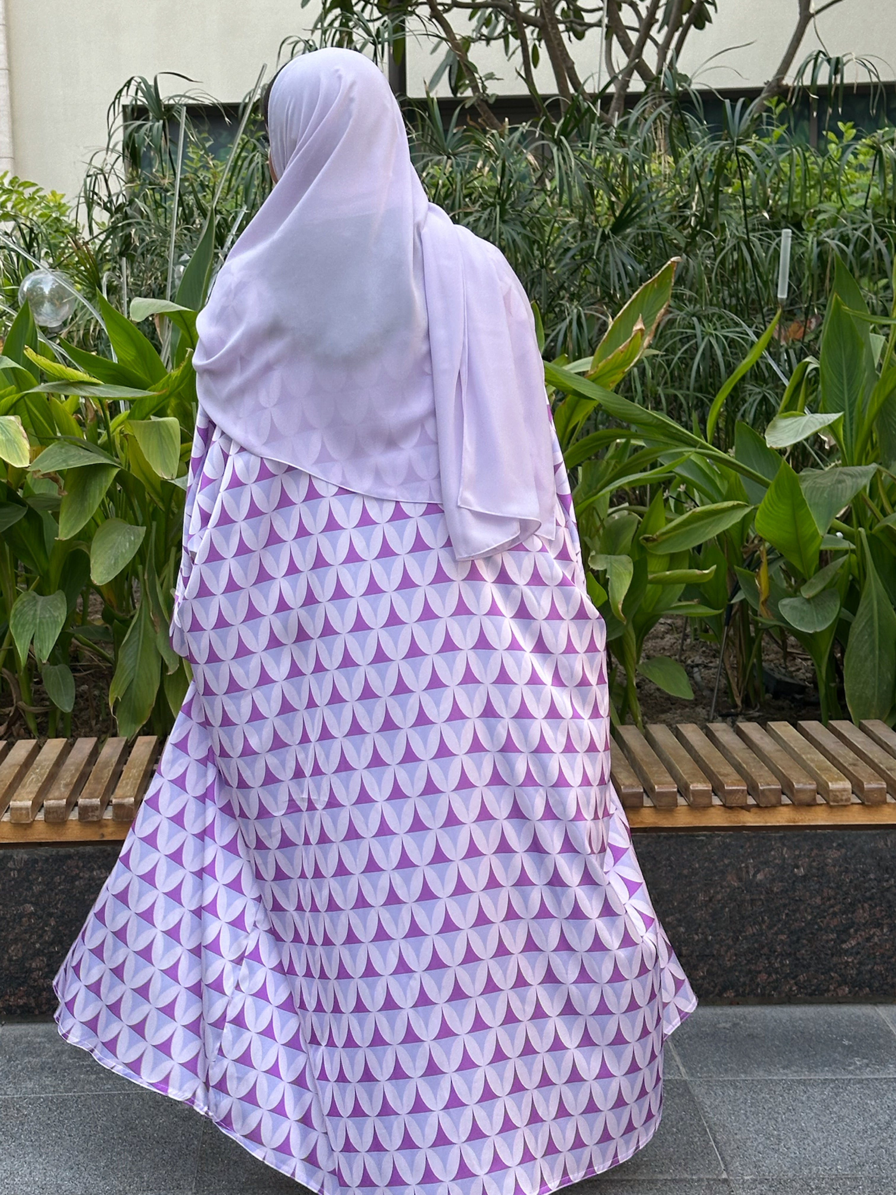 N132 - Triangles abaya