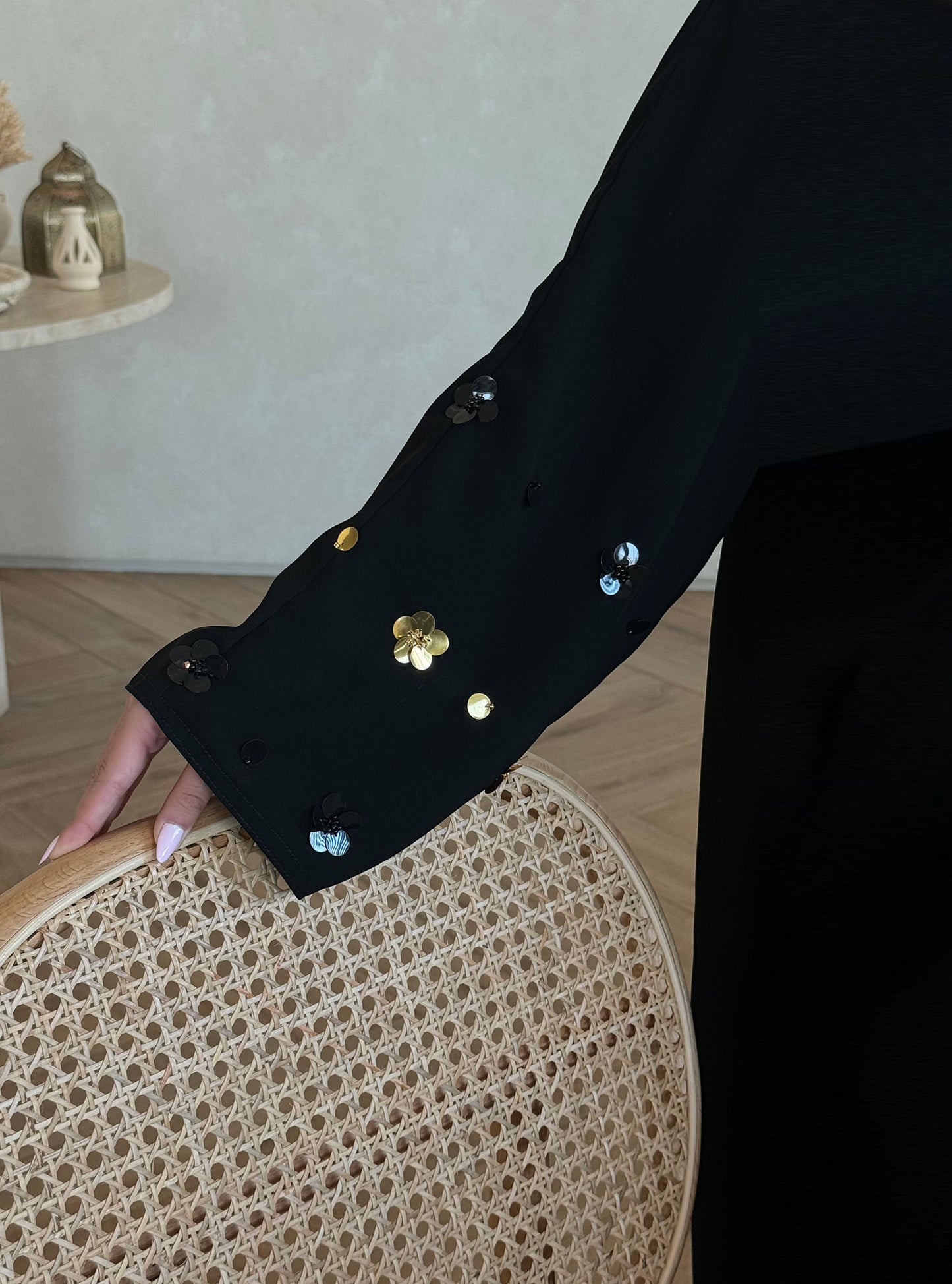 N049 - Floral accent abaya