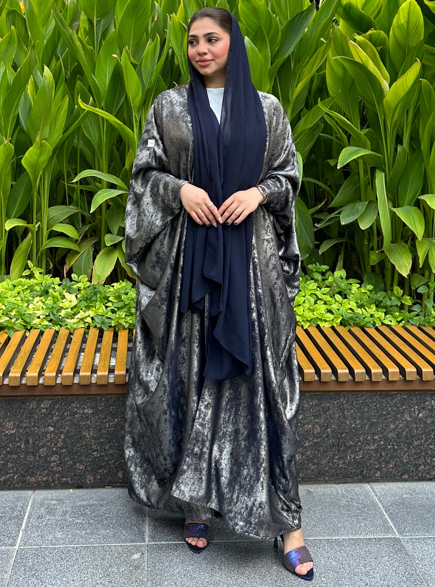 N048 - Navy shiny organza abaya