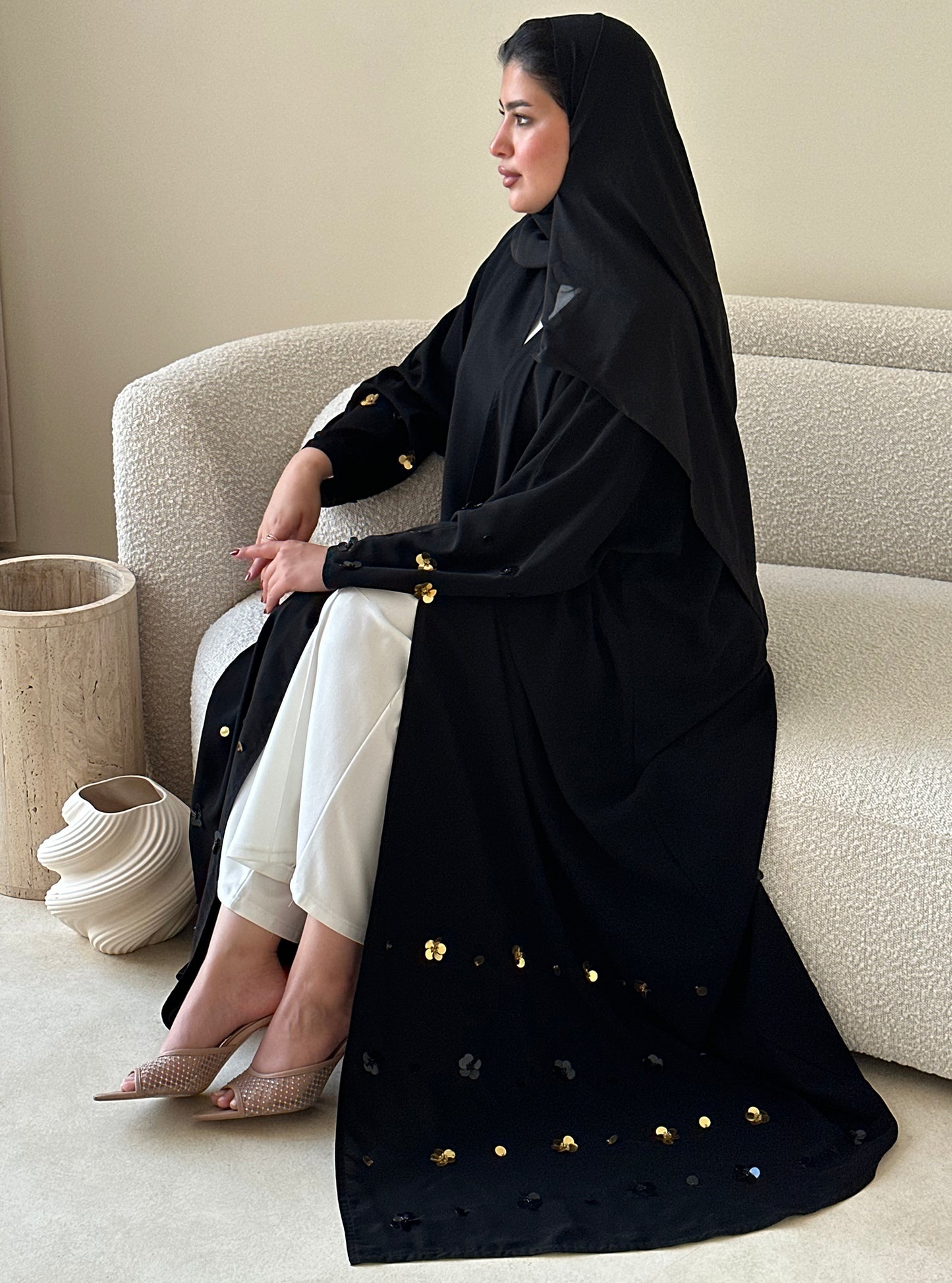 N086 - Floral accents abaya